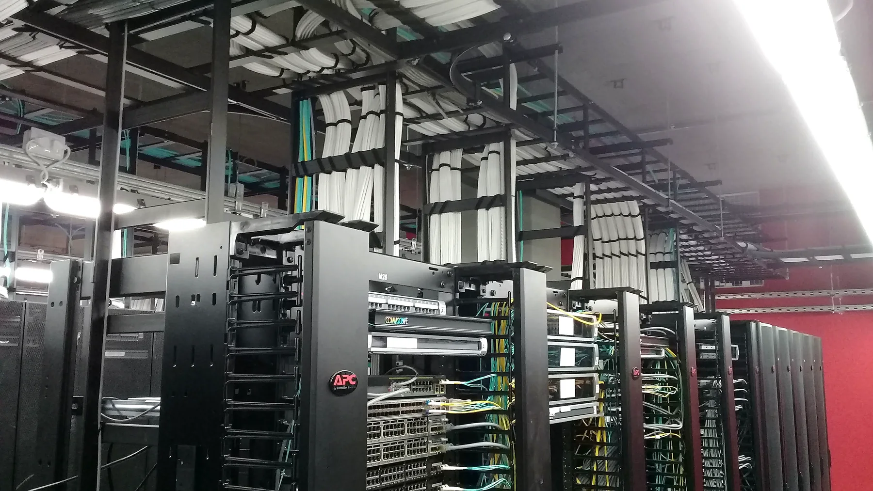 Sala técnica con racks y distribución de cableado implementada por LevelTeam