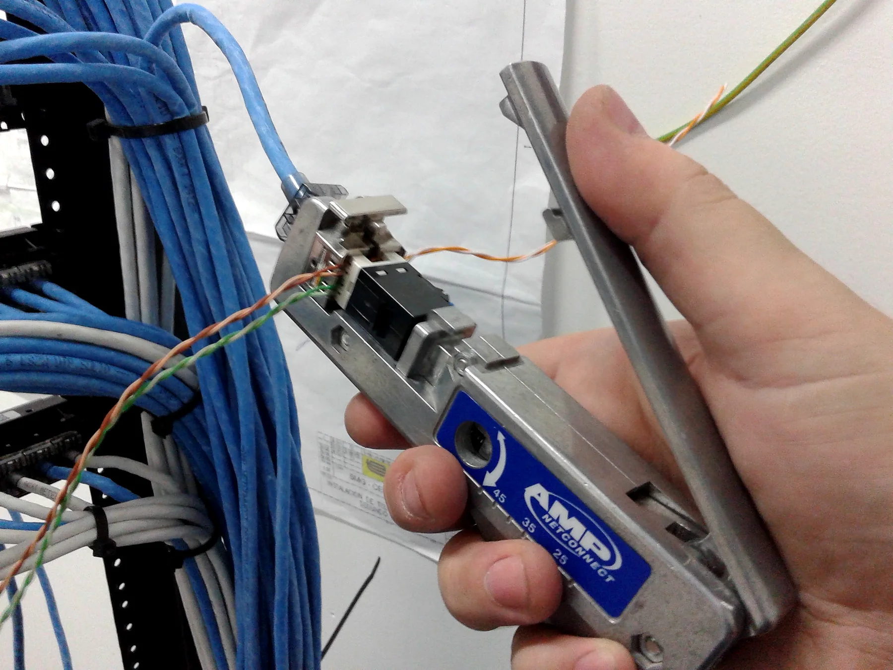 Proceso real de terminación y crimpeado de cableado de red