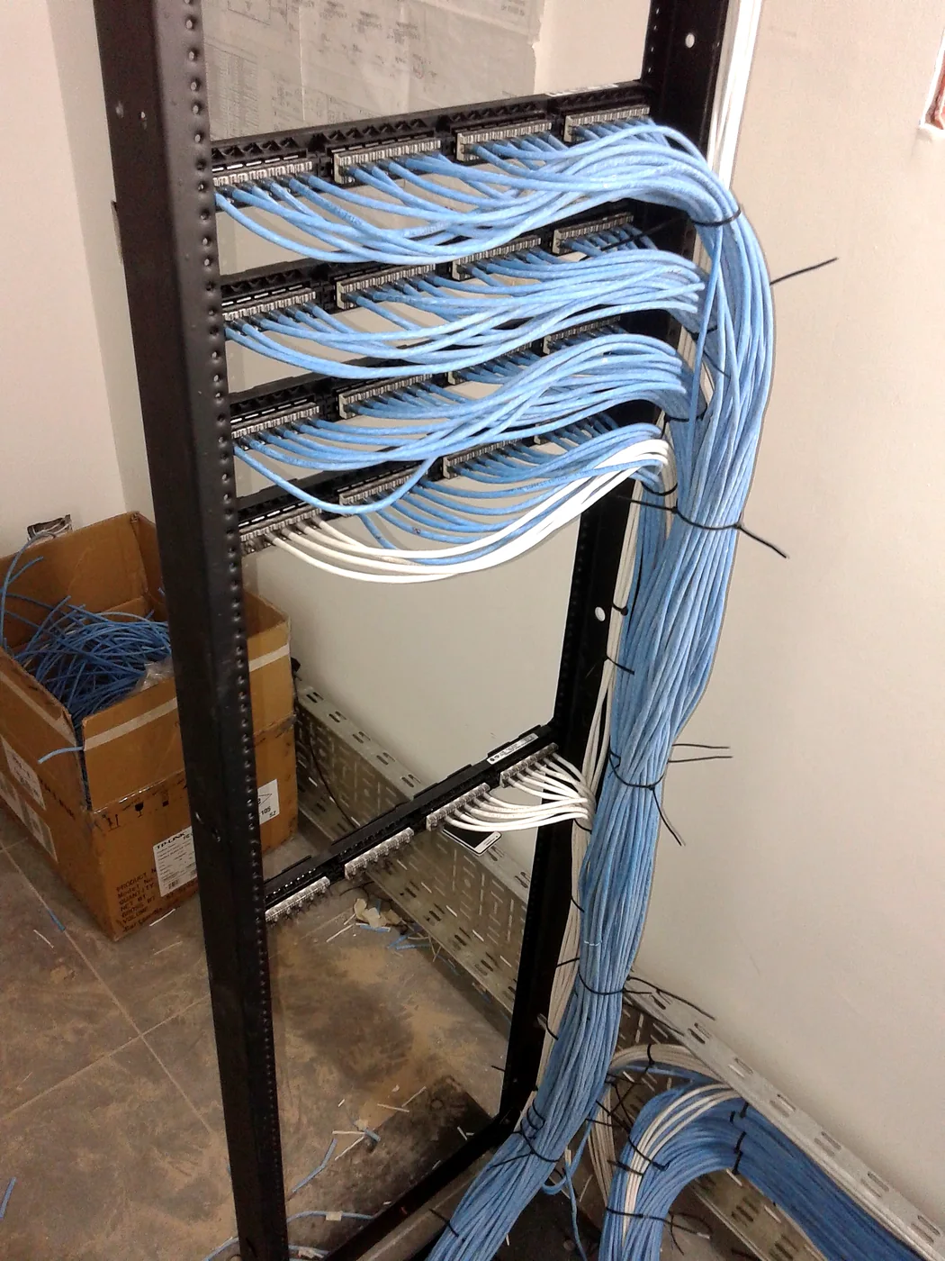 Rack durante proceso de armado y cableado estructurado
