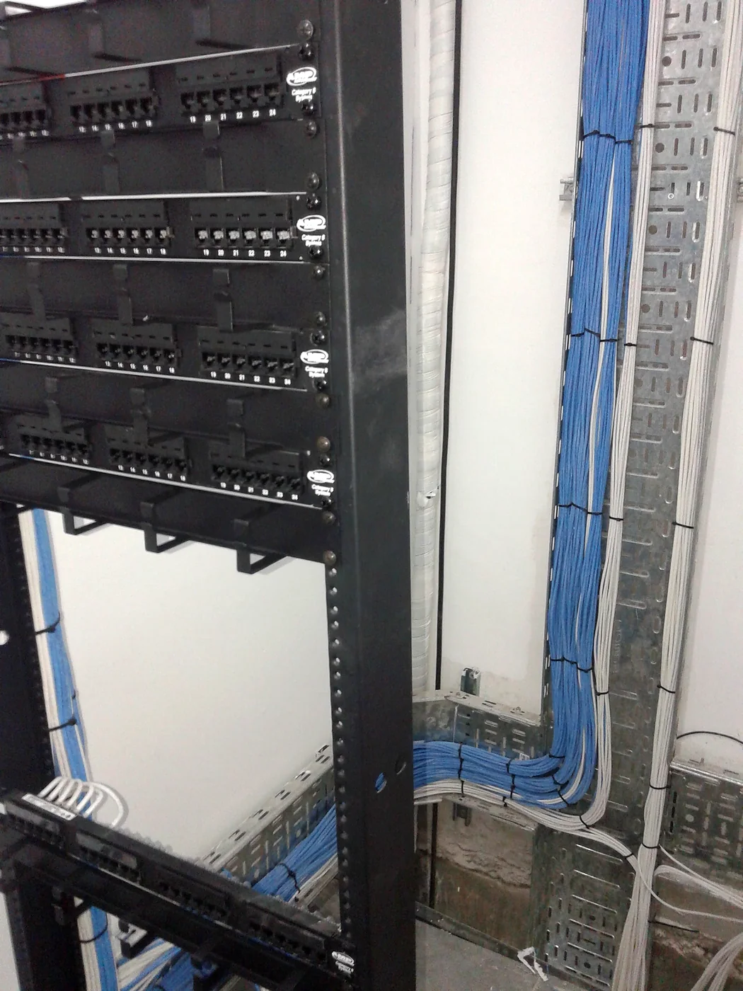 Tendido real de cableado estructurado hacia rack de comunicaciones