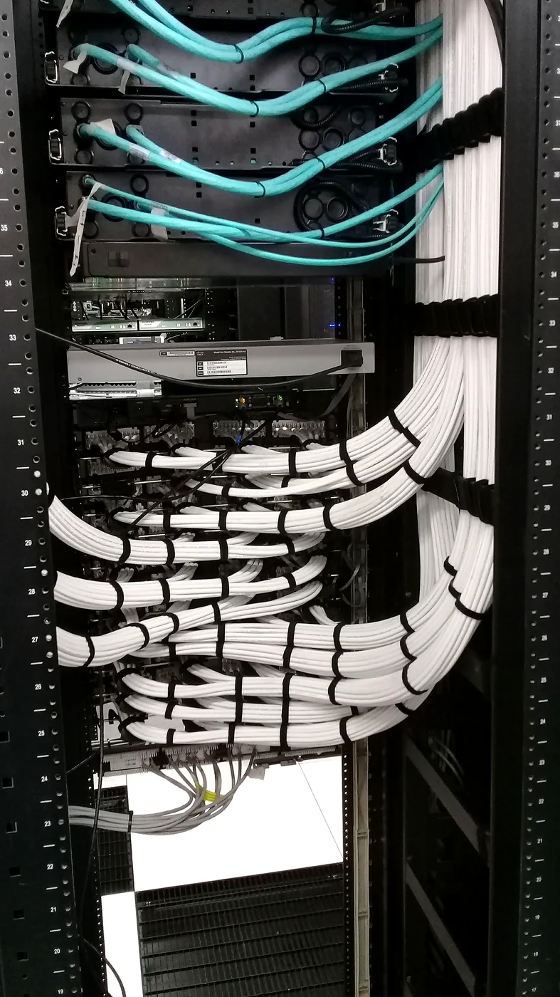 Detalle de rack con cableado estructurado y patching realizado por LevelTeam