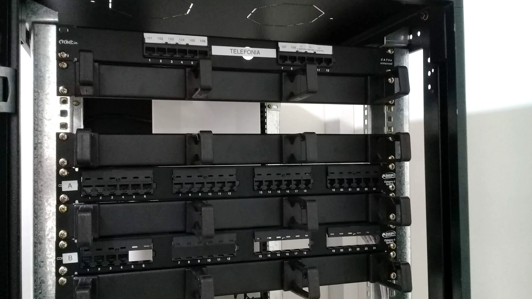 Rack de comunicaciones con patch panels instalado por LevelTeam